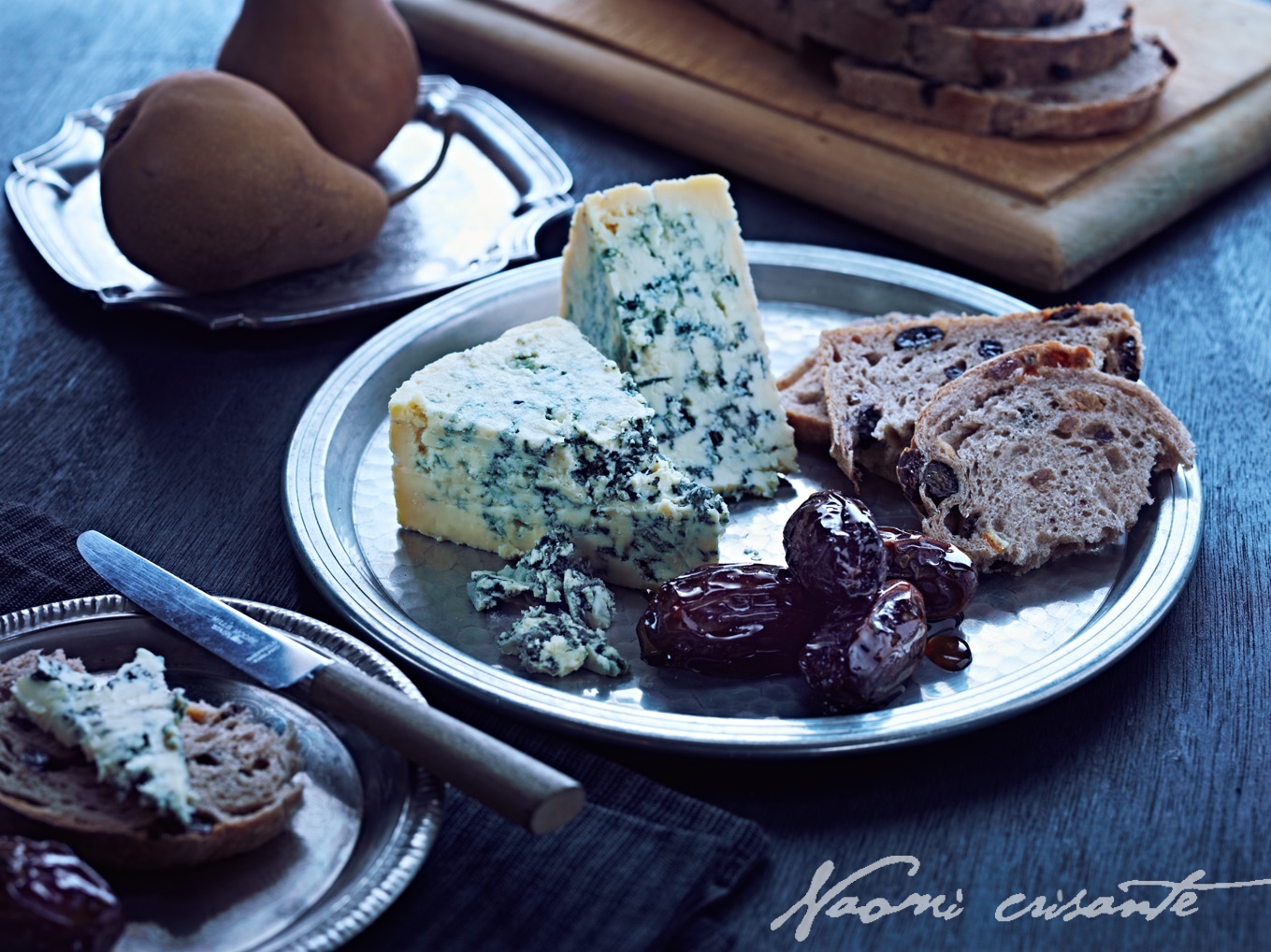 12084879-0176-roaring_40s_blue_with_spriced_dates_and_fruit_bread